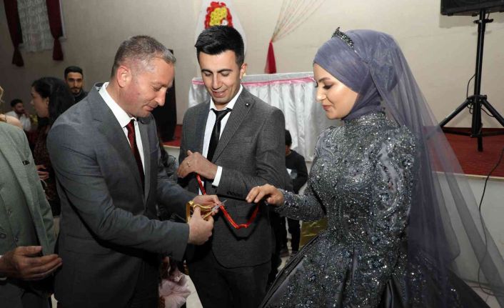 Ağrı Milli Eğitim Müdürü Kökrek, yurtta büyüyen ve iş hayatına atanan gençlerin mutluluklarına ortak oldu