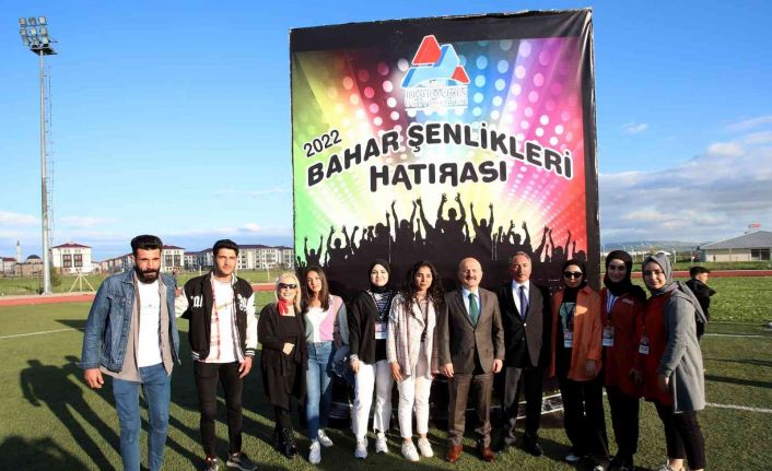 Ağrı Valisi Dr. Varol ile AİÇÜ Rektörü Prof. Dr. Karabulut öğrencilerle bir araya geldi