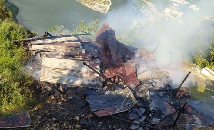 Ahır ve merek olarak kullanılan 2 katlı binada yangın çıktı