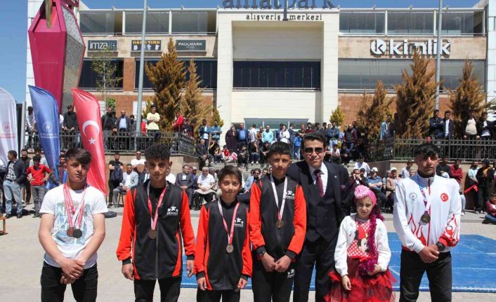 Ahlat’ta 19 Mayıs Atatürk’ü Anma, Gençlik ve Spor Bayramı coşkusu