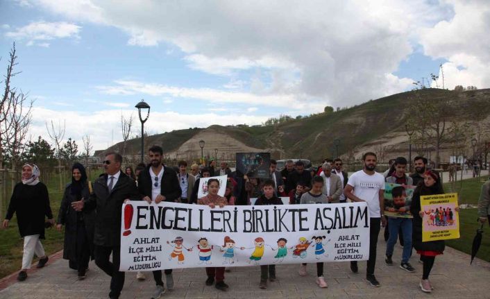 Ahlat’ta farkındalık yürüyüşü
