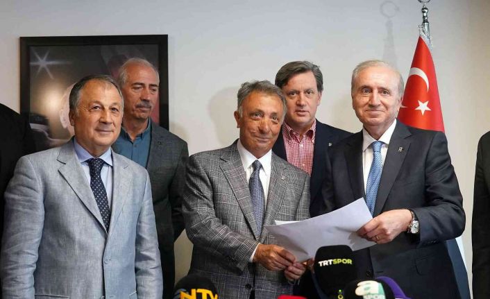 Ahmet Nur Çebi listesini teslim etti