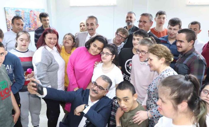 AK Parti Çorum İl Başkanı Ahlatcı’dan özel çocuklara ziyaret