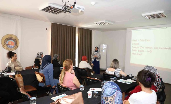 Alanya Belediyesinin aile içi iletişim ve sağlıklı yaşam seminerleri sürüyor