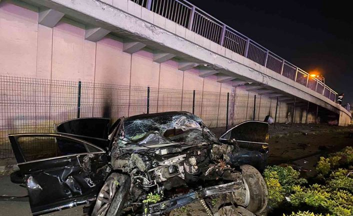 Alkollü halde kullandığı otomobili ile köprü demirlerini kırarak aşağı uçtu: 3 yaralı