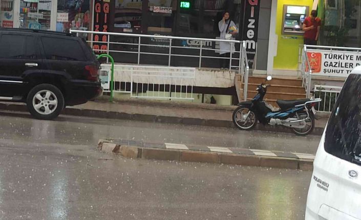 Aniden bastıran sağanak ve dolu yağışı vatandaşa zor anlar yaşattı