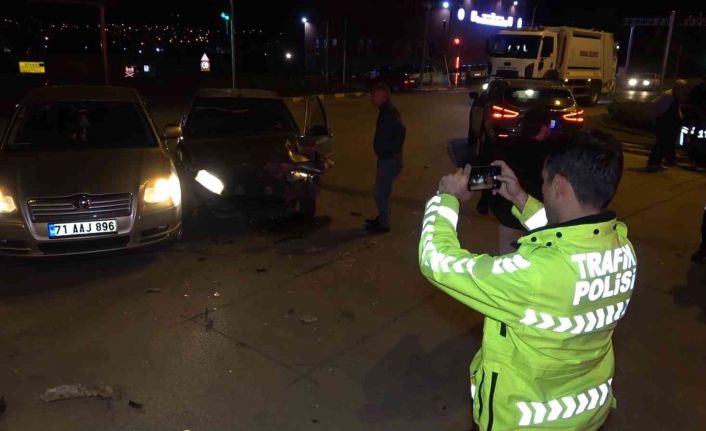 Aynı kavşakta peş peşe kaza: Kırmızı ışıktan geçen alkollü sürücü araçlara daldı
