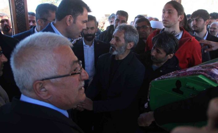 Bakan Kurum, trafik kazası sonucu hayatını kaybeden üniversite öğrencisinin cenaze törenine katıldı