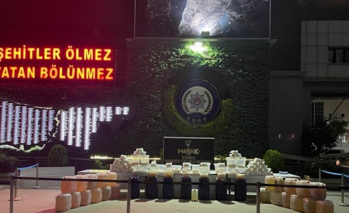 Bakan Soylu: “Uzun süreli takip sonucu Türkiye’de tek seferde rekor: 1 on 117 kg metamfetamin kristal ve sıvı ele geçirildi”