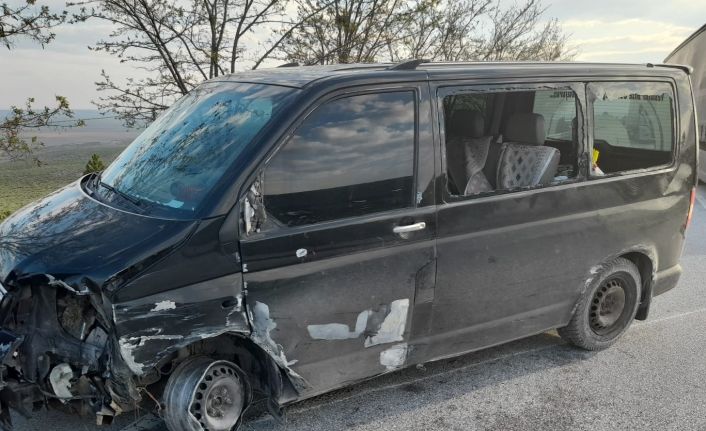 Bariyerlere çarpan minibüste 1 kişi öldü, 2’si çocuk 3 kişi yaralandı