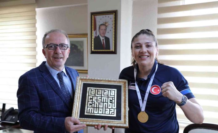 BARÜ mezunu Dünya Şampiyonu Şennur Demir, Rektör Uzun’u ziyaret etti