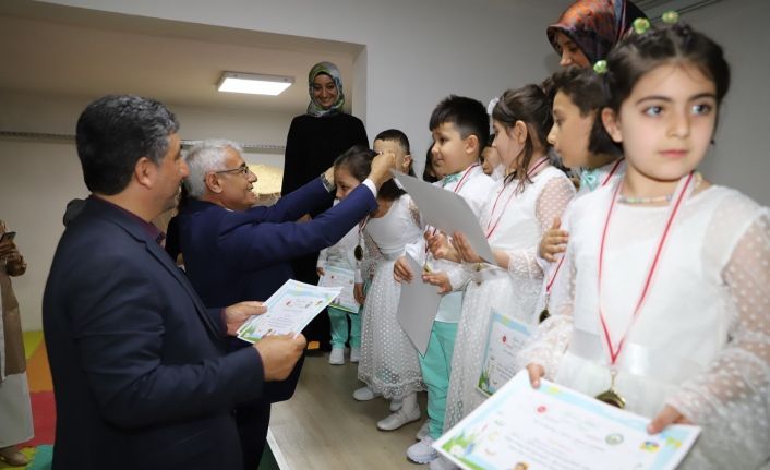 Başkan Güder, minik öğrencilerin Kur’an-ı Kerim’e geçiş törenine katıldı
