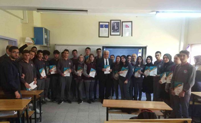 Bayburt İl Milli Eğitim Müdürlüğü tarafından yardımcı kaynak kitaplar dağıtıldı