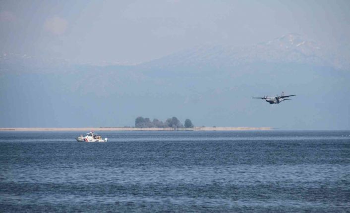 Beyşehir Gölü üzerinde bot ve paraşütçü atma tatbikatı