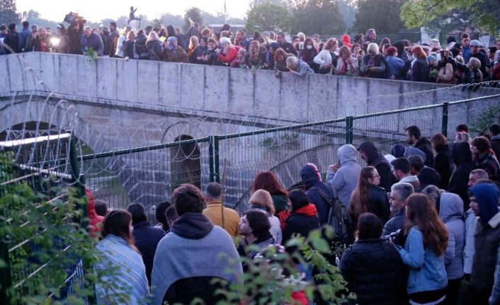 Binlerce kişi Kakava Hıdırellez Şenliğine gece saat 04.00’te akın etti, gün ağarıncaya kadar eğlendi