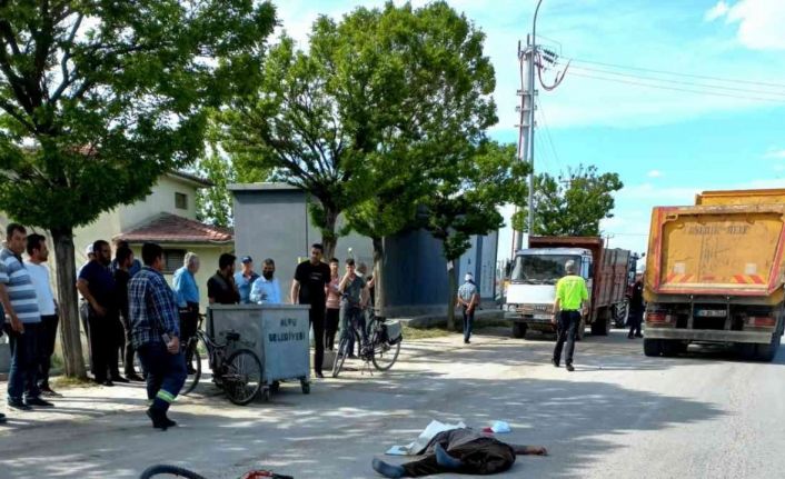 Bisikletli sürücü kamyonun altında böyle kaldı