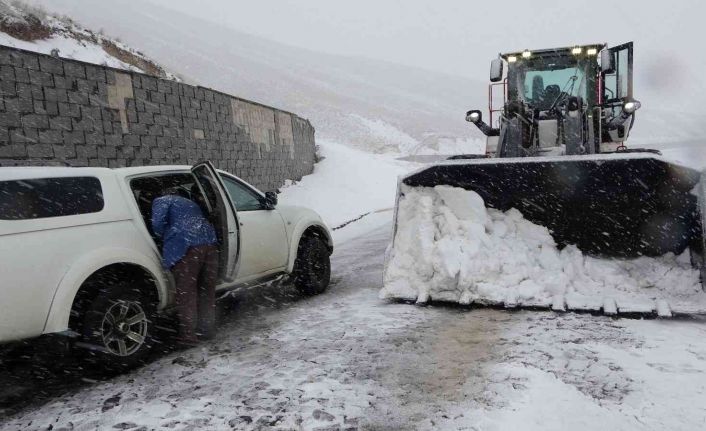 Bitlis’teki kar yağışı Nemrut yolunun açılmasına engel oldu