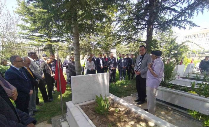 Bolvadin’de protokol önce şehitlere dua etti ardından mezarları temizledi
