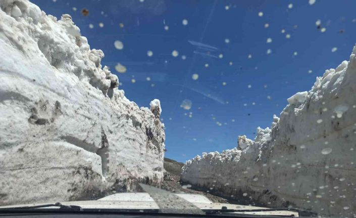 Bu kentte kış bitmiyor, 4 metreyi bulan karlı yollar dozerlerle açılıyor