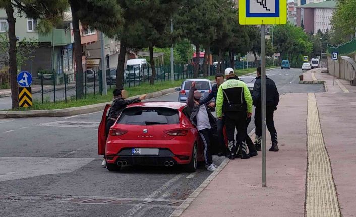 Ceza yazılıp ehliyetine el konulan sürücü ile polis arasında gergin anlar yaşandı