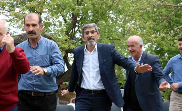 Çiftçiler günü halaylarla kutlandı