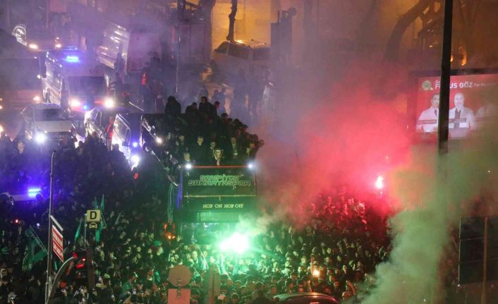 Çifte bayram yaşayan Sakaryaspor şampiyonluk turuna çıktı: Şehir sokağa döküldü