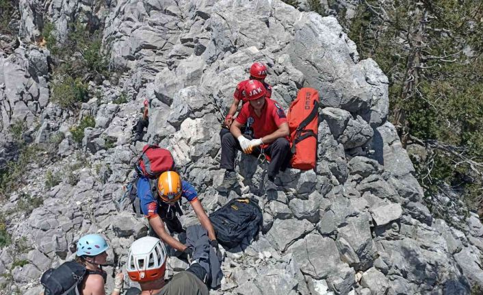 Dağa tırmanırken ayağını kırıp mahsur kalan Amerikalı turist, Skorsky ile kurtarıldı
