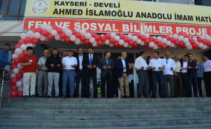 Develi Ahmed İslamoğlu Anadolu İmam Hatip Lisesinde Bilim Fuarı açıldı