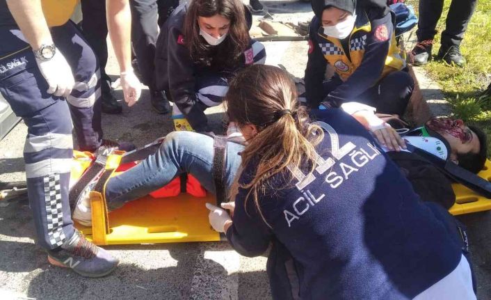 Duble yolda feci kaza: Kamyonun altına giren otomobil kağıt gibi ezildi