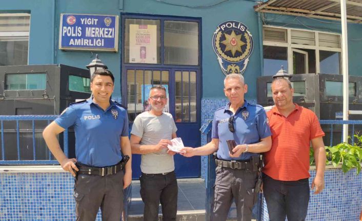 Duyarlı vatandaştan örnek davranış: Yolda bulduğu parayı polis merkezine götürdü