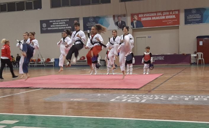 Edremit’te 19 Mayıs Atatürk’ü Anma, Gençlik ve Spor Bayramı’nın 103. Yıl dönümü kutlandı