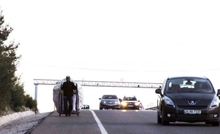El arabası ile yol kenarındaki alüminyum ve teneke hurdaları toplayarak bin 373 kilometre yol yürüyecek