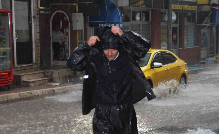 Elazığ’da sağanak yağış etkisini yeniden gösterdi