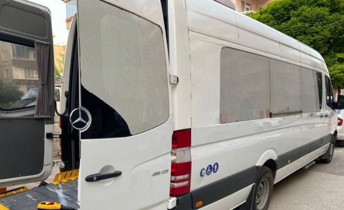 Engelli anne, oğlunun nikah ve düğününe belediyenin asansörlü aracıyla götürüldü
