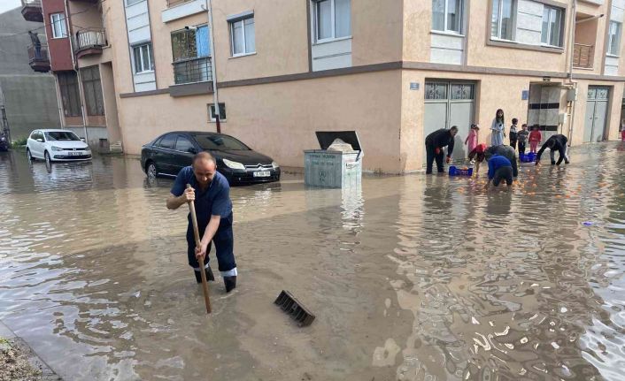 Eskişehir’de yollar göle döndü, küreği alan vatandaş rögara koştu