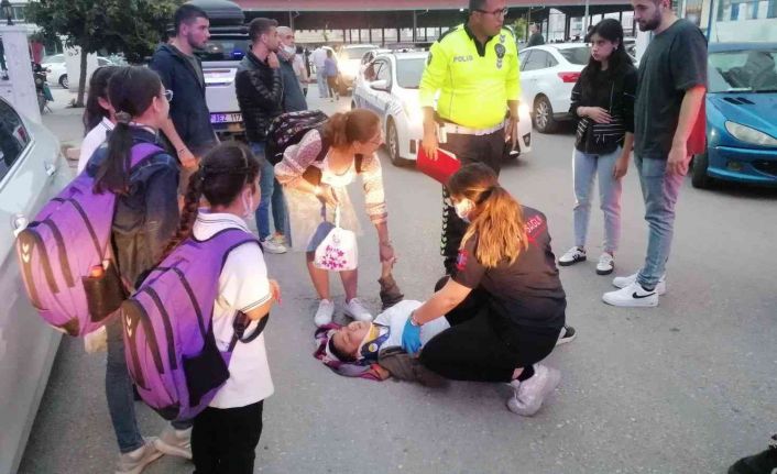 Evine giden kadına araç çarptı, çocukları başında olanları endişeyle takip etti