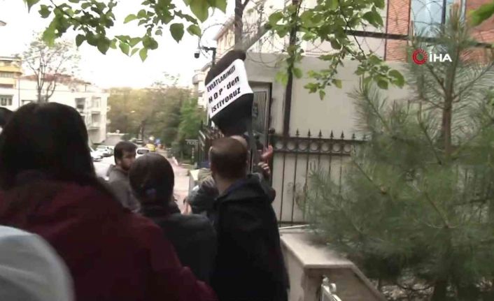 Evlat nöbeti tutan babalar HDP Genel Merkezi’ne siyah çelenk bıraktı