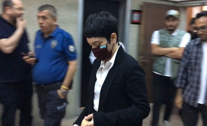 Ezgi Mola, hakaret suçundan yargılandığı davada 6 bin 960 TL para cezasına çarptırıldı