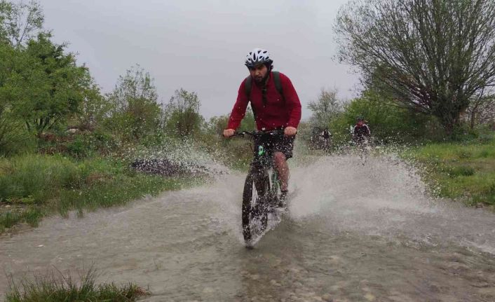 Farkındalık için yağmur altında zorlu köy yollarında 50 kilometre pedal çevirdiler