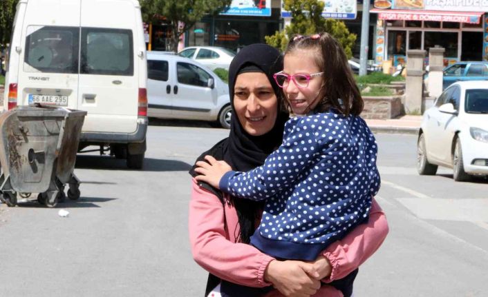 Fedakar anne ömrünü öğretmen olmak isteyen Serebral Palsi hastası kızına adadı
