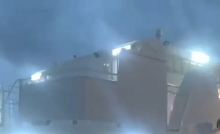 Feribotta can pazarı: Metrelerce yükselen dalgalarda zor anlar kameralara yansıdı