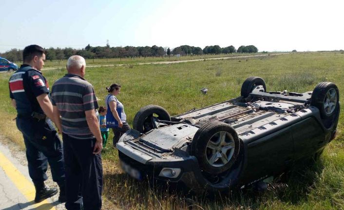 Fren yerine gaza bastı: Emniyet kemeri sayesinde takla atan araçtan 4 kişi burnu bile kanamadan çıktı
