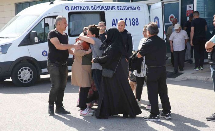 Gaz sızıntısından hayatını kaybeden 2 işçinin cenazesi, gözyaşları arasında morgdan alındı