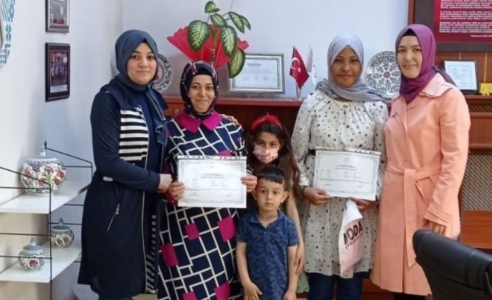 Gediz’de okuma yazma kursunu tamamlayan yabancı uyruklu kursiyerler sertifikalarını aldı