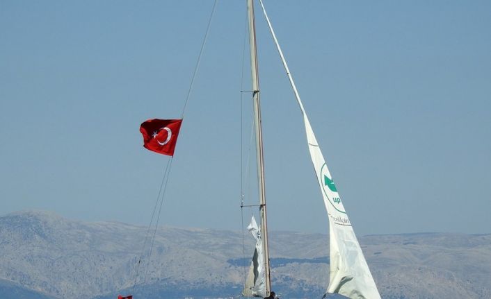 Gelecek için Hopa’dan yelken açan tekne Çeşme’de karşılandı
