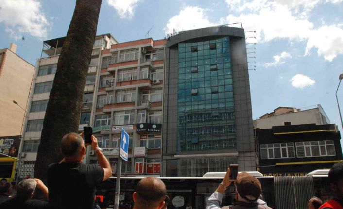 Genç adam çatıya çıktı, vatandaş cep telefonlarına sarıldı