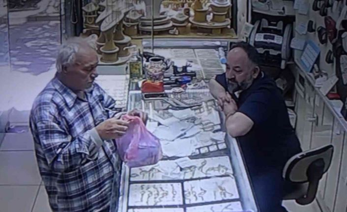 Gerçek kuyumcuda ortaya çıktı: Az kalsın dolandırıcıya 257 bin lirasını kaptırıyordu