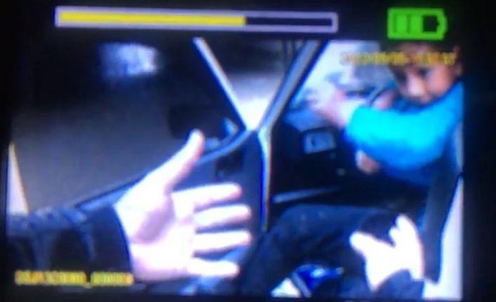 Göle dönen alt geçitte mahsur kalan çocuk, polis tarafından kurtarıldı