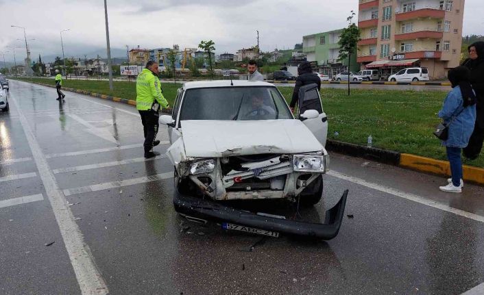 Hastaneye giderken kaza geçirdiler