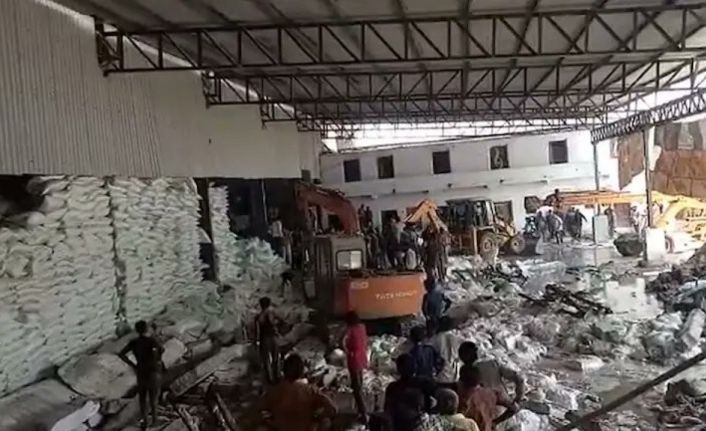 Hindistan’da fabrikanın duvarı çöktü: 12 ölü, 13 yaralı